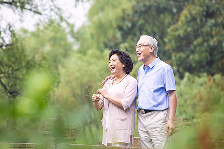 一对老人背影老年夫妇户外游玩背景