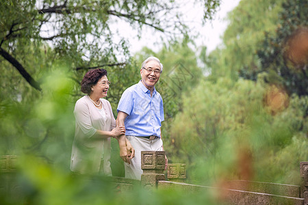 一对老人背影老年夫妇早晨户外散步背景