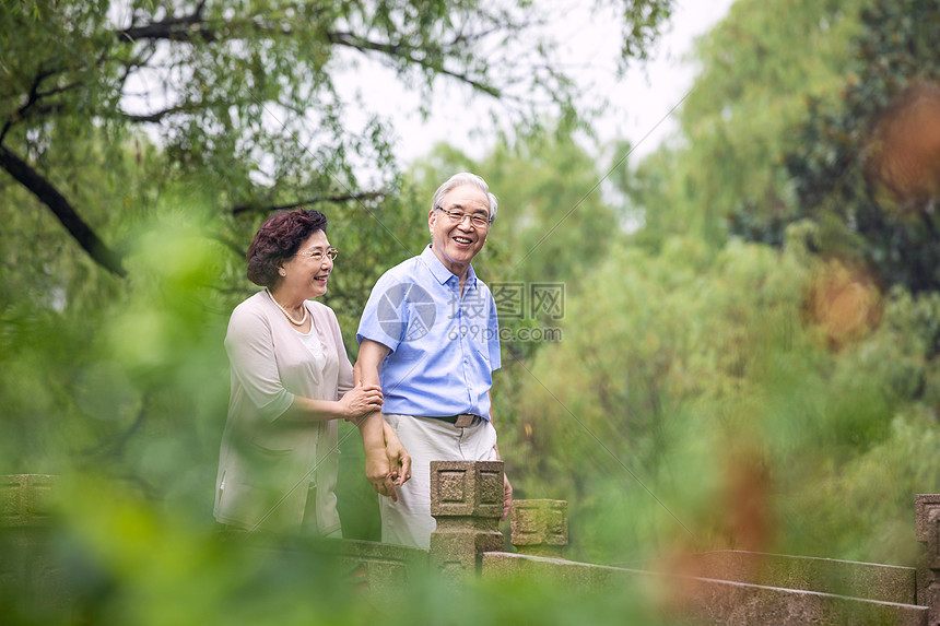 老年夫妇早晨户外散步图片