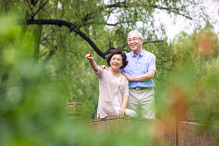 老年夫妇户外游玩高清图片