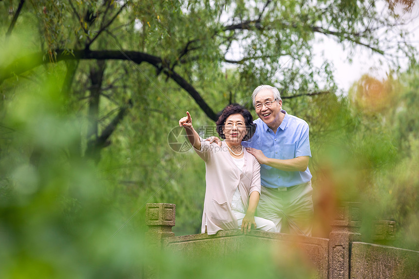 老年夫妇户外游玩图片