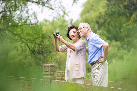 老年养生老年夫妇旅游拍照背景