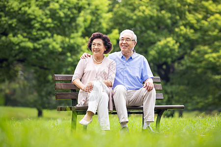 陪伴老人恩爱老年夫妇在公园背景