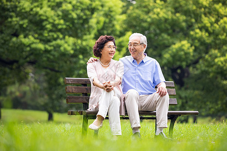 恩爱老年夫妇在公园图片