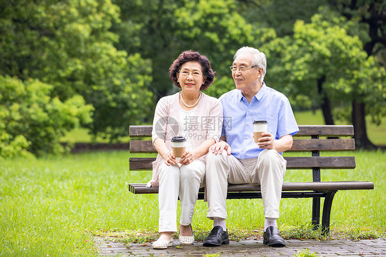 老年夫妇坐在公园长椅休息图片