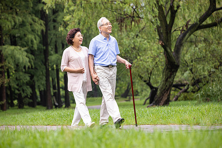 老年夫妇早晨户外散步图片