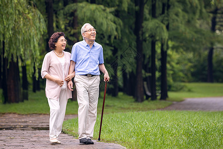 走路老年夫妇早晨户外散步背景