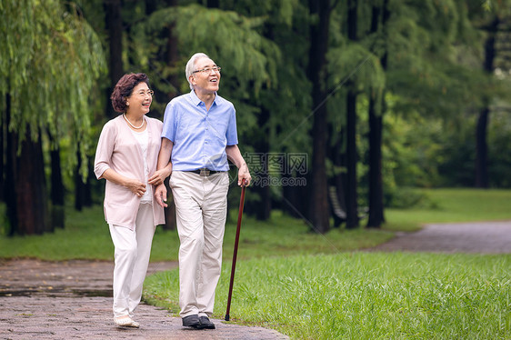 老年夫妇早晨户外散步图片