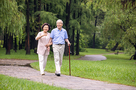 老年夫妇早晨户外散步图片