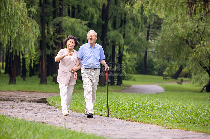 老年夫妇早晨户外散步图片