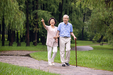 老年夫妇早晨户外散步图片