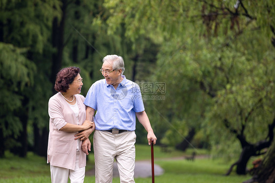 老年夫妇早晨户外散步图片