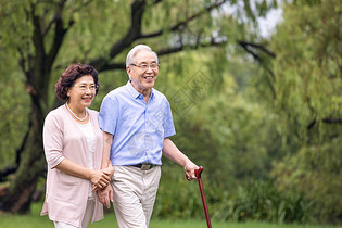 老年夫妇早晨户外散步图片