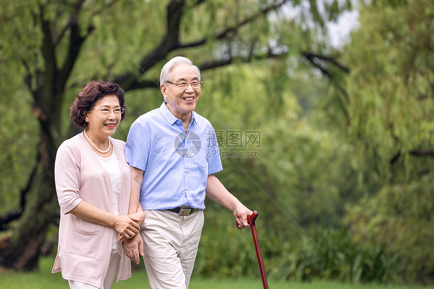 老年夫妇早晨户外散步图片