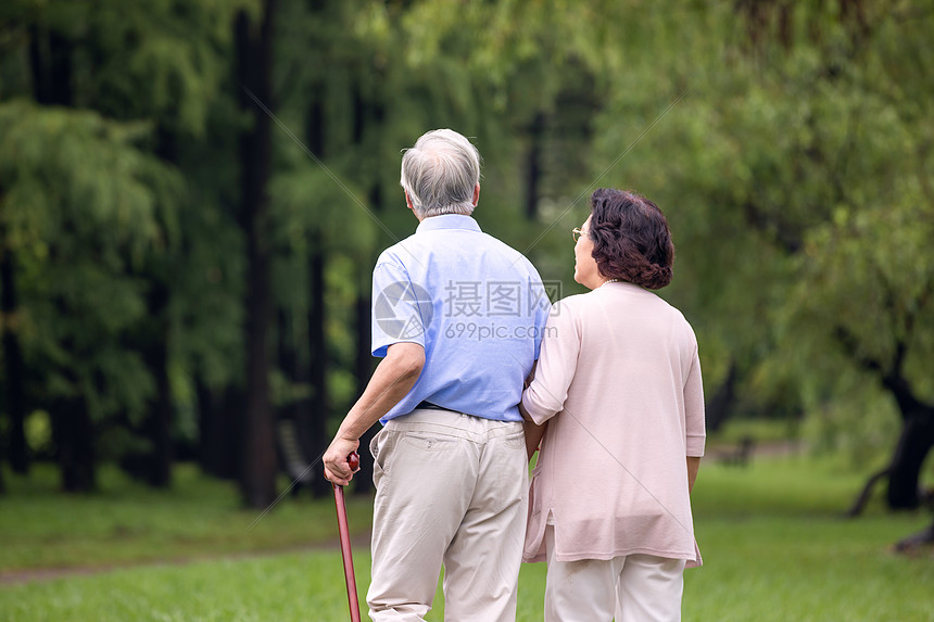 老年夫妇公园散步背影图片