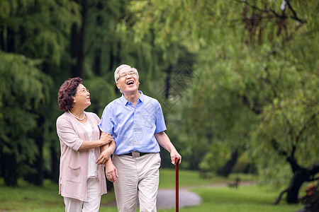 老人锻炼老年夫妇早晨户外散步背景