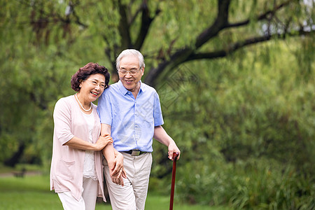 老年夫妇早晨户外散步高清图片