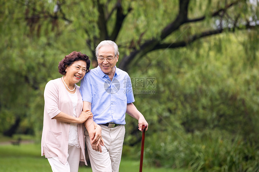 老年夫妇早晨户外散步图片