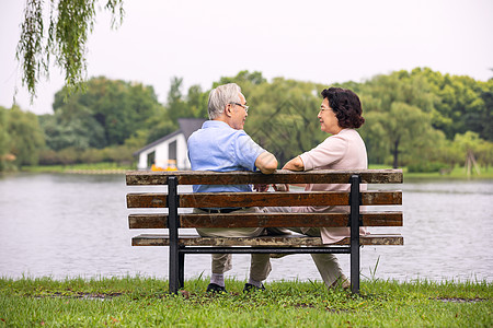 老年夫妇坐公园椅子背影高清图片