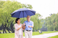 老年夫妇在公园雨中散步图片