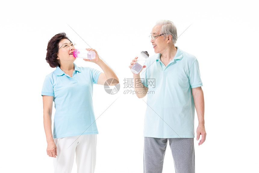 老年夫妇运动休息喝水图片