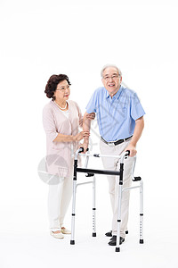 老年夫妇搀扶行走图片