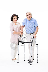 老年夫妇搀扶行走图片
