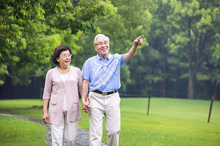 老年夫妇早晨户外散步图片