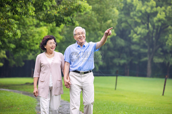 老年夫妇早晨户外散步图片