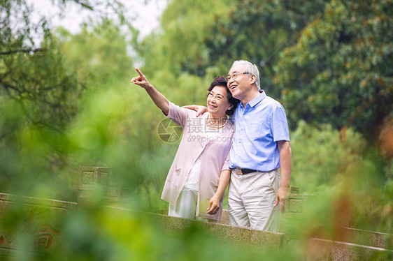 老年夫妇户外游玩图片