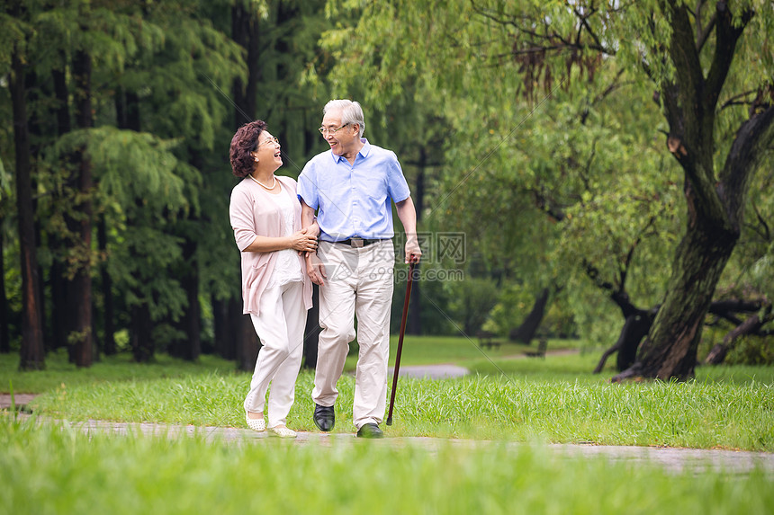 老年夫妇早晨户外散步图片