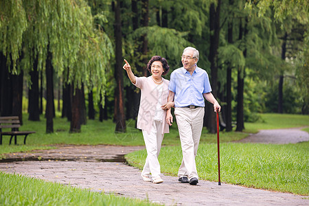 老年夫妇早晨户外散步背景图片