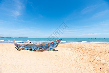福建漳州火山口沙滩上的木船图片素材