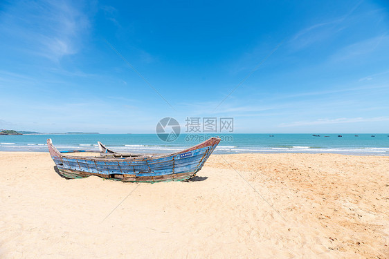 福建漳州火山口沙滩上的木船图片