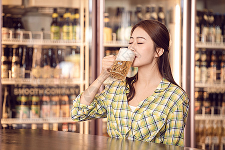 女孩酒吧喝啤酒图片