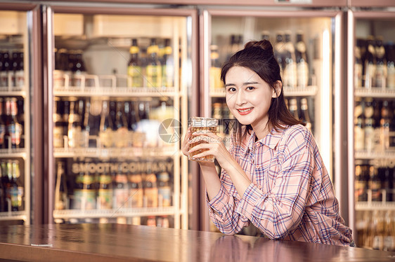 美女酒吧喝啤酒图片