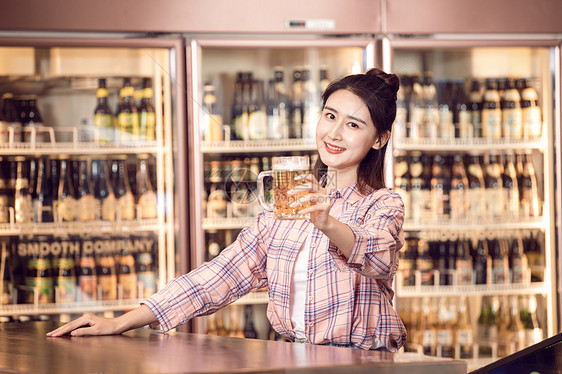 美女酒吧喝啤酒
