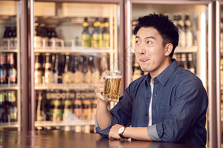 青年男性酒吧喝啤酒图片