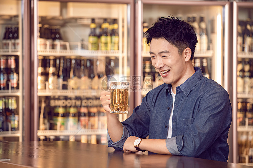 青年男性酒吧喝啤酒图片