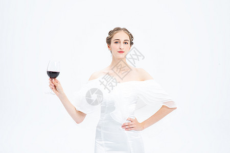 外国优雅女性喝红酒图片