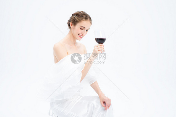 外国优雅女性喝红酒图片