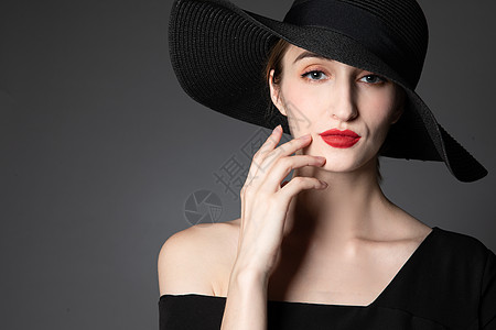 戴黑色礼帽的外国优雅女性图片