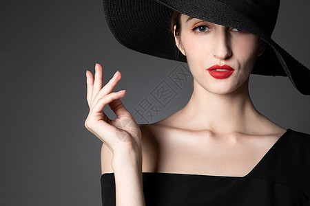 戴黑色礼帽的外国优雅女性高清图片