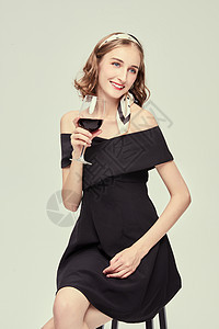 优雅外国女性喝红酒图片