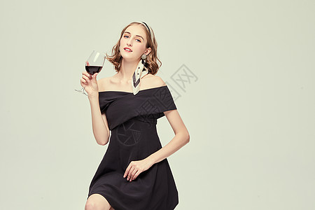 优雅外国女性喝红酒背景图片