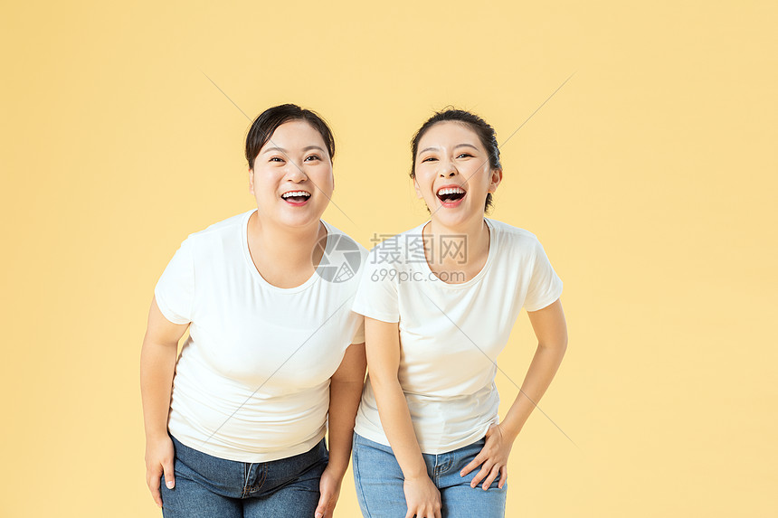 胖瘦姐妹开心大笑图片
