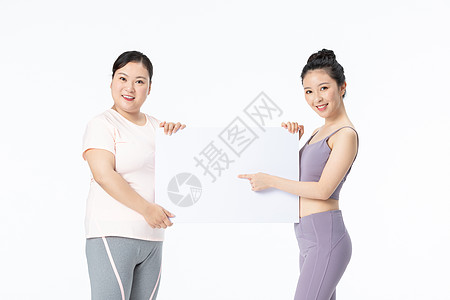 运动宣传素材胖瘦姐妹拿白板展示背景