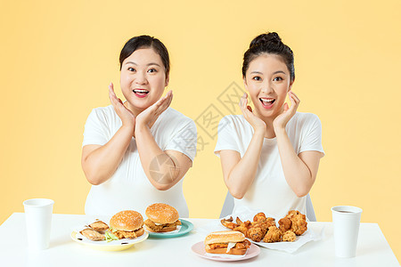 胖瘦姐妹看到美食惊喜图片
