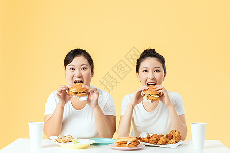 胖瘦姐妹一起吃汉堡高清图片