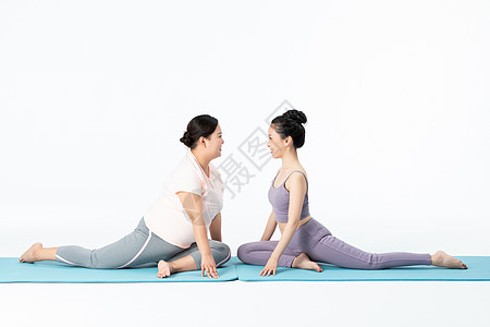 闺蜜练习瑜伽胖瘦姐妹一起做瑜伽背景
